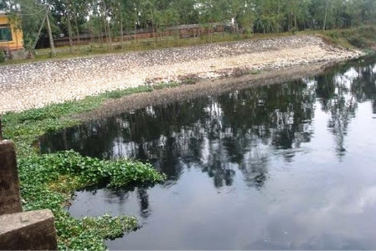 Hà Nam: Nước sông Nhuệ bốc mùi hôi, báo động ô nhiễm cấp độ 2