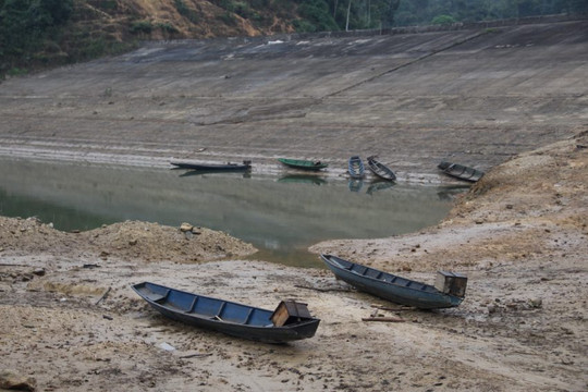 Nghệ An: Hồ thủy điện Hủa Na cạn trơ đáy