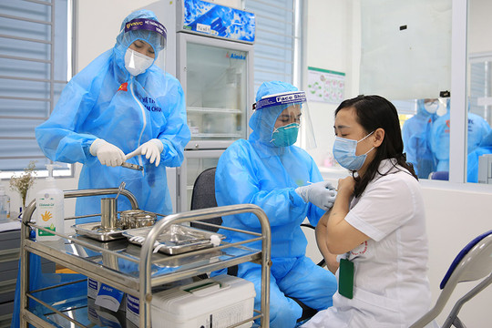 Hà Nội bắt đầu tiêm vaccine Covid-19 tại Bệnh viện Thanh Nhàn sáng 9/3