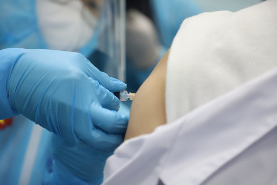 Việt Nam đã tiêm vắc xin Covid-19 cho gần 16.000 người