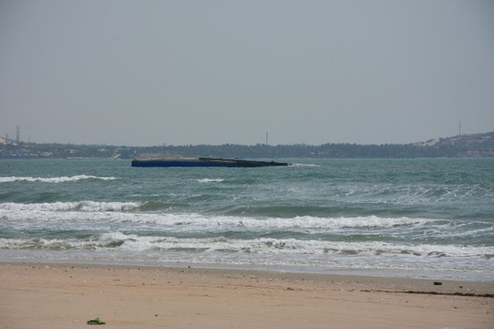 Vụ chìm tàu ở Phan Thiết: Lên phương án hút 2.200 lít dầu DO