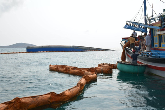 Vụ chìm tàu ở Phan Thiết: Hoàn tất việc bơm hút gần 4.000 lít dầu