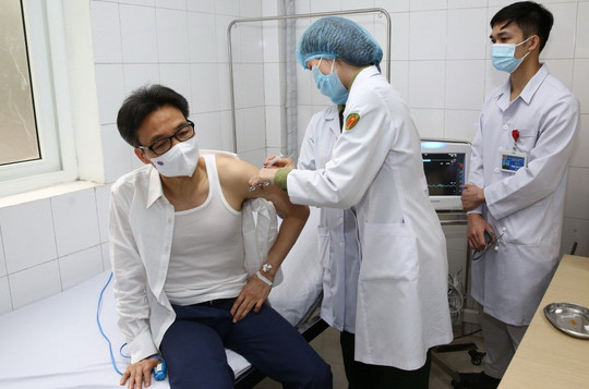 Phó thủ tướng Vũ Đức Đam tiêm thử nghiệm vaccine Covid-19 do Việt Nam sản xuất