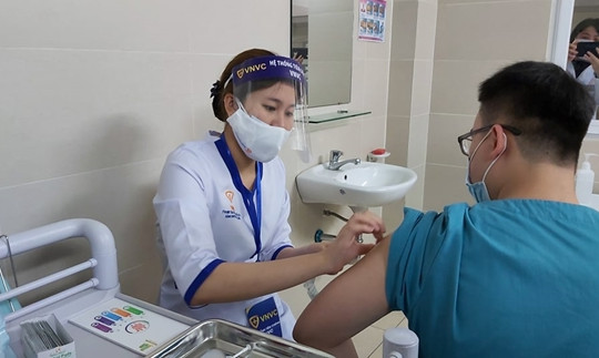 Gần 46.500 người Việt Nam đã tiêm vắc xin COVID-19