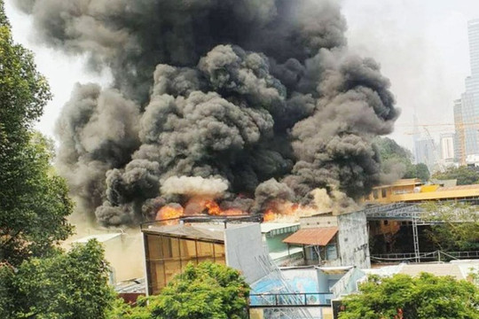 TP Hồ Chí Minh: Cháy ngay giữa trung tâm quận 1