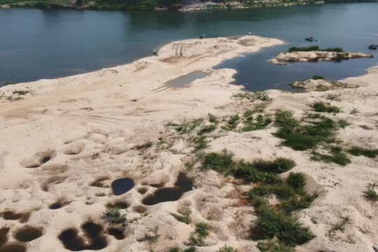 Quảng Ngãi: Chính quyền bất lực trước nạn “cát tặc” trên sông Trà Khúc