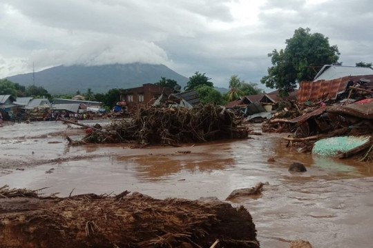 Indonesia và Timor Leste ban bố tình trạng khẩn cấp do lũ lụt và sạt lở