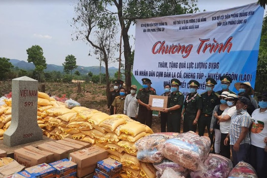 Đồn Biên phòng Làng Ho thăm, tặng quà lực lượng Bảo vệ biên giới và nhân dân Lào nhân dịp Tết Cổ truyền