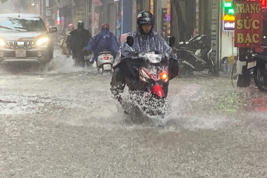 Dự báo thời tiết ngày 17/4: Hà Nội có mưa lớn kèm dông, lốc, sét