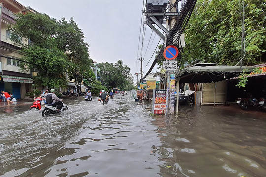 Kẹt xe, đường phố ngập nước sau mưa lớn ở Sài Gòn