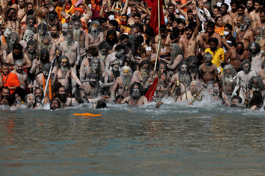 Hơn 1.000 người ở Ấn Độ mắc COVID-19 do tham gia lễ hội ở sông Hằng