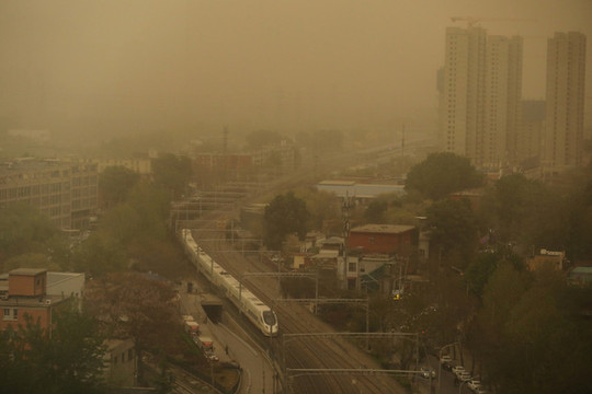 Ô nhiễm không khí lên đến mức nguy hại, bầu trời Bắc Kinh chuyển màu vàng nâu