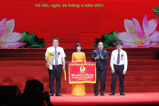 Công ty CP Bóng đèn Phích nước Rạng Đông vinh dự nhận cờ thi đua xuất sắc của Tổng LĐLĐ Việt Nam