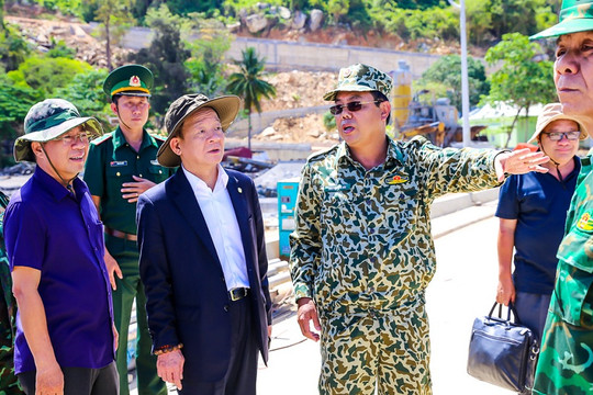 Lãnh đạo tỉnh Cà Mau và T&T Group thăm và tặng quà cán bộ chiến sỹ làm nhiệm vụ trên đảo Hòn Khoai