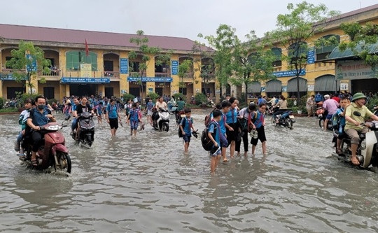 Bắc Ninh: 1.400 học sinh phải nghỉ học vì trường ngập nước thải từ nhà máy giấy