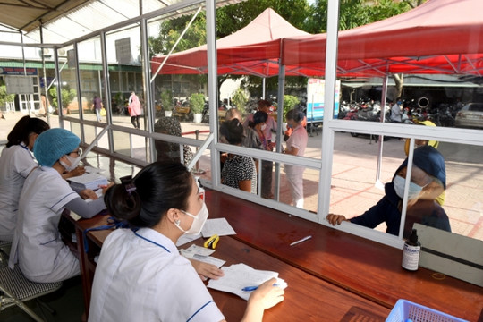 Nghệ An: Người về thành phố Vinh sau dịp nghỉ lễ 30/4 và 1/5 bắt buộc phải khai báo y tế