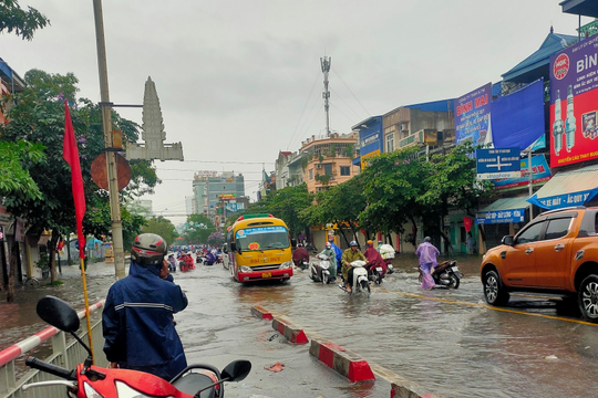 Nam Định: Mưa lớn gây ngập lụt nhiều tuyến đường