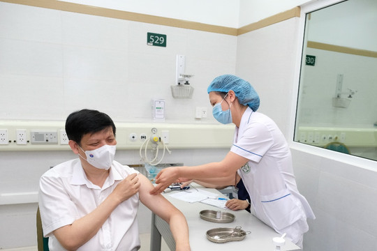 Bộ trưởng Y tế Nguyễn Thanh Long tiêm vaccine Covid-19