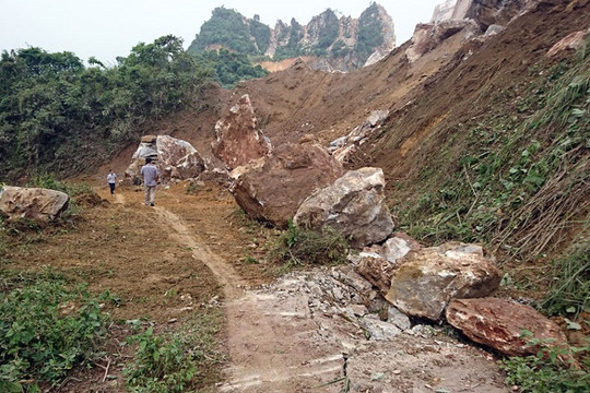 Thái Nguyên: Sạt lở mỏ đá Lân Đăm 2, một tuyến đường bị vùi lấp