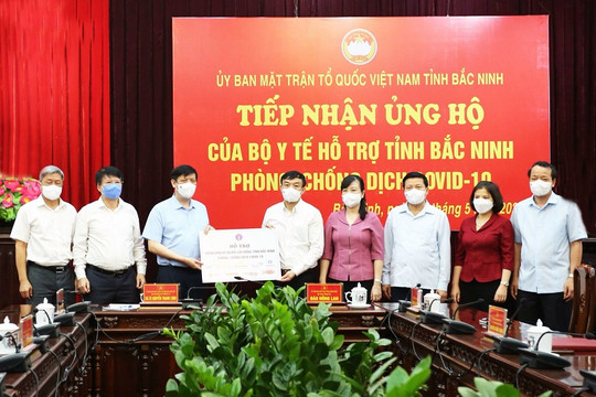 Đoàn công tác Bộ Y tế thăm, tặng quà hỗ trợ Bắc Ninh phòng, chống dịch covid-19