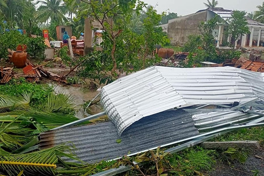 Vĩnh Long: Mưa lớn kèm theo lốc xoáy làm nhiều căn nhà bị sập và tốc mái