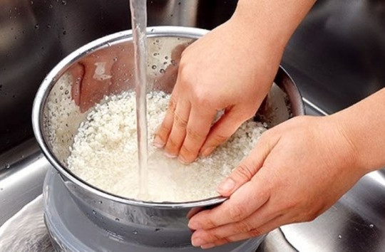 Nên vo gạo kỹ trước khi nấu cơm để tránh hạt vi nhựa