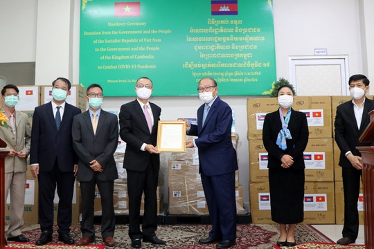 Việt Nam hỗ trợ Campuchia trang thiết bị y tế ứng phó dịch COVID-19