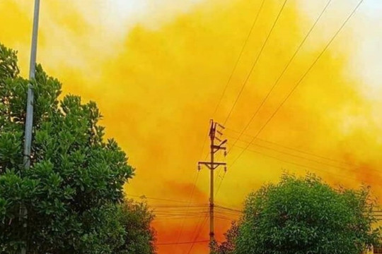 Hải Dương: Xuất hiện đám khói màu vàng như nghệ bao trùm khu công nghiệp ở Cẩm Giàng