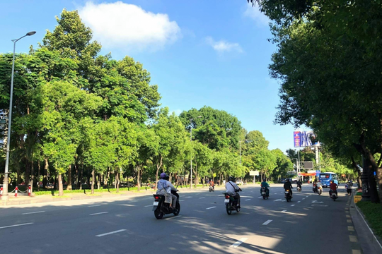 TP Hồ Chí Minh: Đường phố vắng vẻ trong ngày đầu giãn cách xã hội