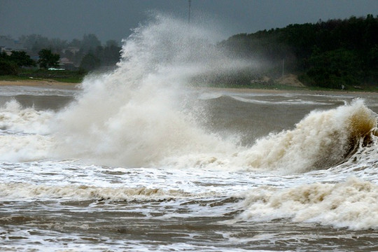 Bão số 2 áp sát đất liền, 5 địa phương cấm biển, sơ tán hơn 7.400 người