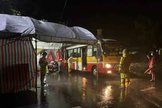 Mưa lớn, Hà Tĩnh điều động xe buýt hỗ trợ các chốt phong tỏa