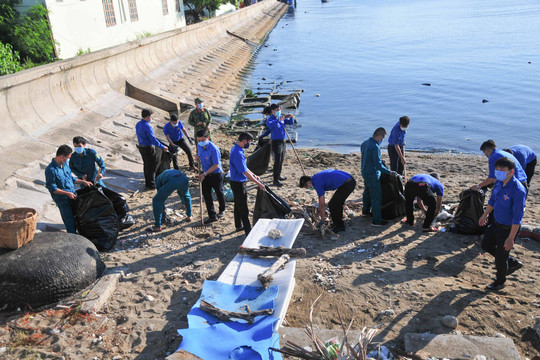Khánh Hòa: Hơn 80 đoàn viên, thanh niên tham gia dọn vệ sinh bờ biển Nha Trang