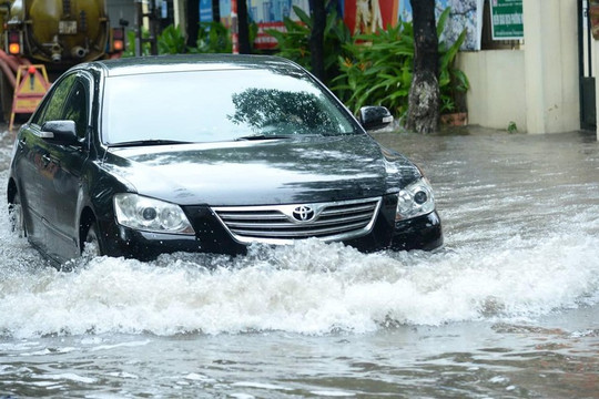 Những cách để tài xế tự ‘giải cứu’ khi đường ngập