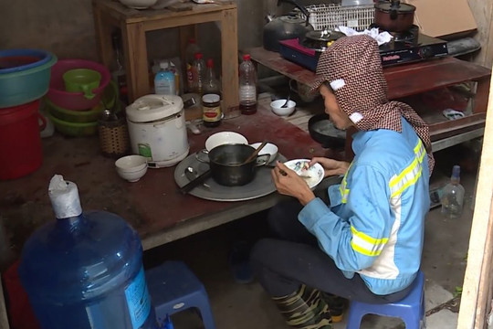 Nhiều công nhân môi trường ở Hà Nội bị nợ lương, sống lay lắt trong mùa dịch
