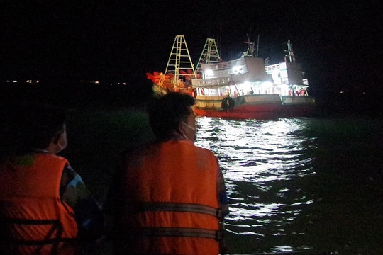 Vũng Tàu: Đưa 25 thuyền viên đánh cá từ Malaysia về Việt Nam bằng đường biển