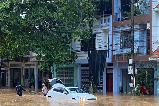 Mưa lớn như trút nước gây ngập lụt, tắc nghẽn giao thông cục bộ ở Lào Cai