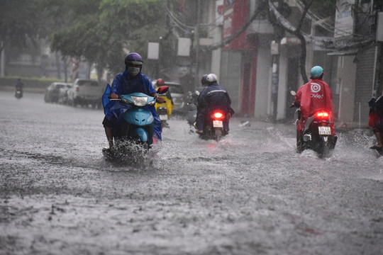 Nhiều tuyến đường ở TP Hồ Chí Minh ngập nặng sau mưa lớn