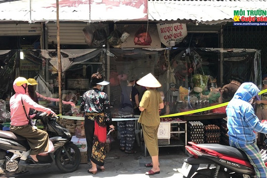 Hà Nội: Chợ dân sinh quây tấm ni lông, ngăn giọt bắn để phòng dịch Covid-19