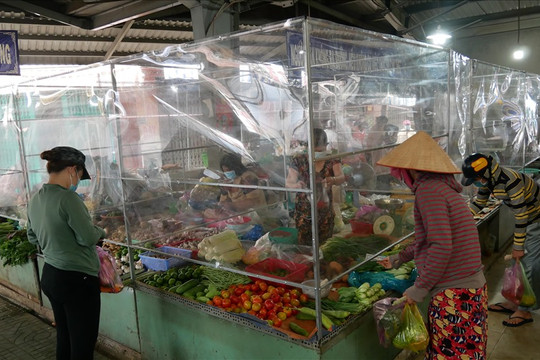TP.HCM: Mở lại điểm bán lương thực, thực phẩm thiết yếu tại các chợ truyền thống