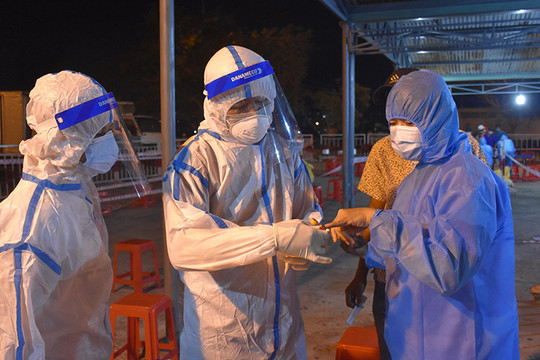 TP Hồ Chí Minh: Hơn 900 nhân viên y tế mắc COVID-19