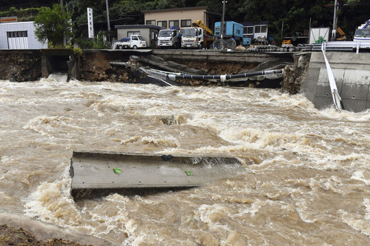 Mưa lớn chưa từng có đổ bộ vào Nhật Bản, tăng nguy cơ lũ lụt và lở đất