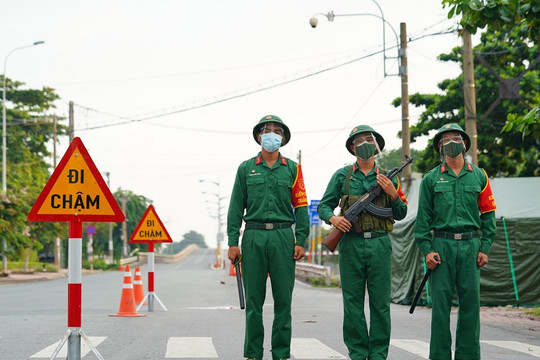 Lực lượng quân đội hỗ trợ TP Hồ Chí Minh kiểm soát người đi đường, siết chặt giãn cách