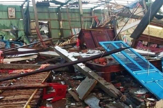 Mưa lớn kèm lốc xoáy ở Bến Tre làm tốc mái hơn 100 căn nhà, 8 người bị thương