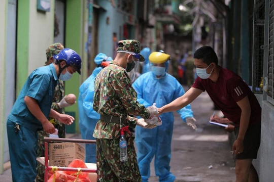 TP Hồ Chí Minh: Người dân ấm lòng hơn khi được bộ đội giúp đỡ lương thực