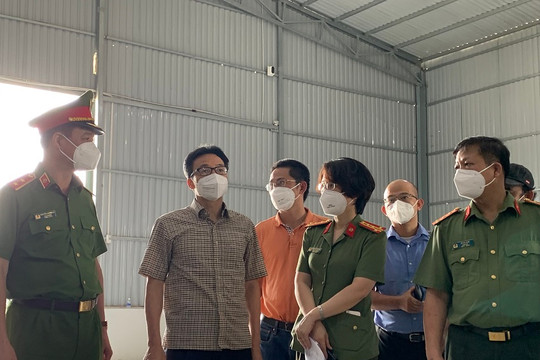 Phó Thủ tướng Vũ Đức Đam thăm công trường Bệnh viện dã chiến Phước Lộc tại TP.HCM