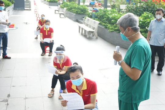 Thứ trưởng Bộ Y tế Nguyễn Trường Sơn hướng dẫn người dân tự làm xét nghiệm COVID-19