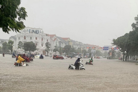 Mưa lớn kéo dài, đường phố Hải Phòng chìm trong biển nước