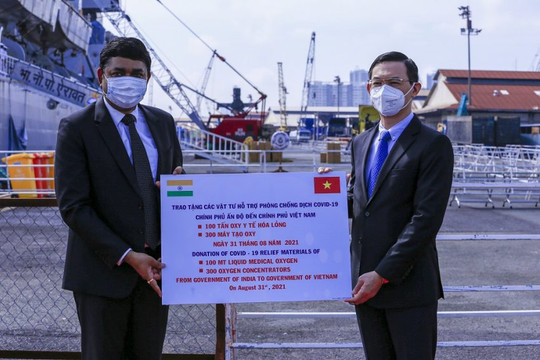 Tàu Hải quân Ấn Độ chở 300 máy tạo oxy và 100 tấn oxy y tế lỏng hỗ trợ Việt Nam cập cảng Nhà Rồng