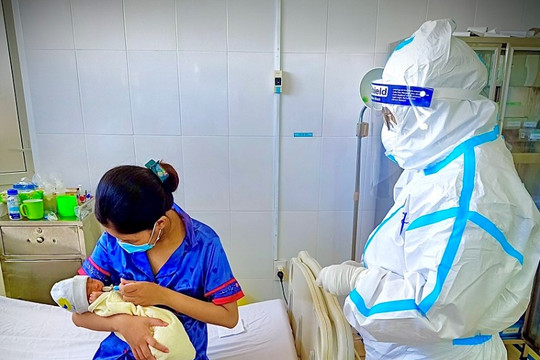 Bác sĩ Đà Nẵng cứu sống trẻ sơ sinh bị ngạt thở, con của sản phụ mắc Covid-19