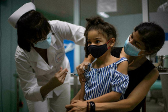 Cuba là nước đầu tiên trên thế giới tiêm vaccine ngừa COVID-19 cho trẻ 2-11 tuổi